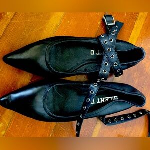 Flat ankle wrap shoes